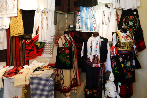 セルビアの民族工芸＆衣装の "オールド・ハンドクラフト ...