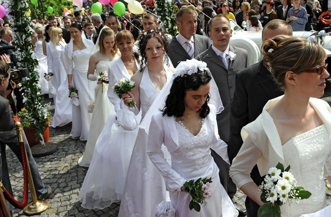 挙式シーズン到来 集団結婚式 In ベオグラード Serbian Walker セルビア情報サイト